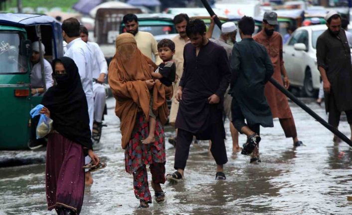 Pakistan’daki sel ve heyelanlarda can kaybı 674’e yükseldi