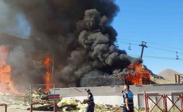 Palandöken Kayak Merkezi’ndeki yangın paniğe neden oldu