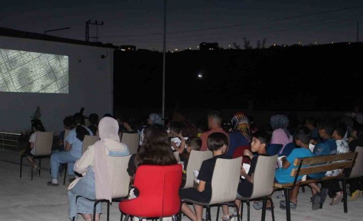 Palu’da çocuklara sinema keyfi