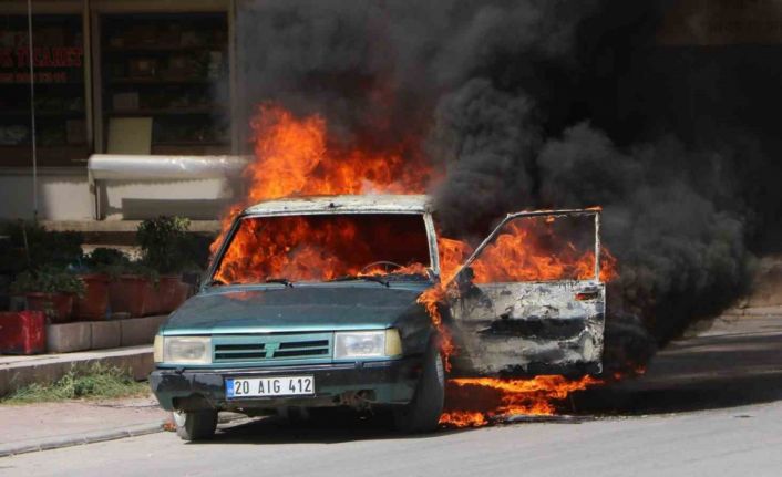 Park halindeki araç bir anda alev aldı
