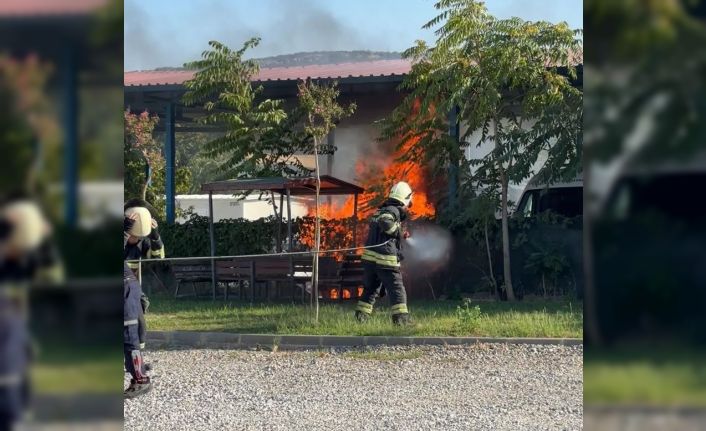 Park halindeki cenaze nakil aracı yandı