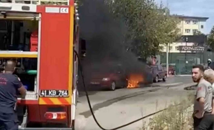 Park halindeki iki otomobil alev alev yandı