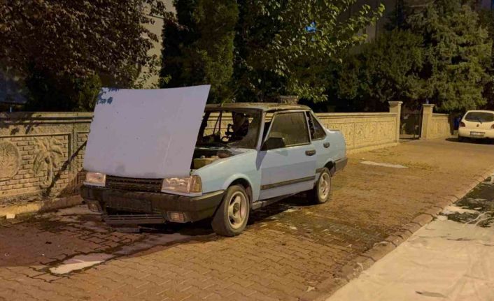 Park halindeki otomobil alev aldı
