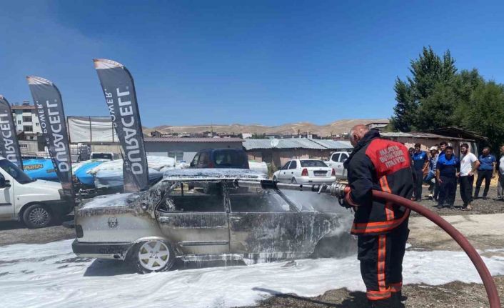 Park halindeki otomobil alev alev yandı