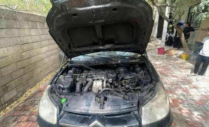 Park halindeki otomobil yandı