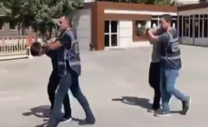 Park halindeki otomobile pompalı tüfekle ateş eden 2 şahıs yakalandı