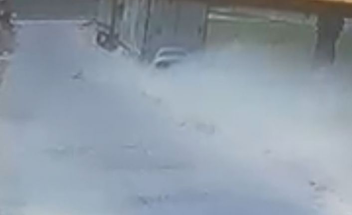 Park halindeki tıra böyle çarptı...Feci kazada sürücü hayatını kaybetti