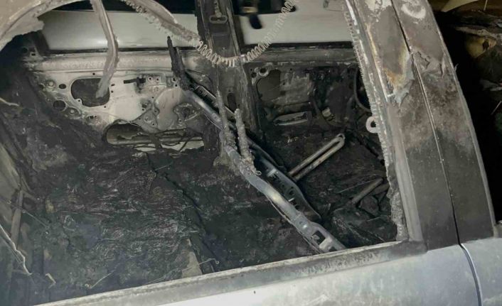 Park halindeyken yanmaya başlayan otomobil için mahalleli seferber oldu