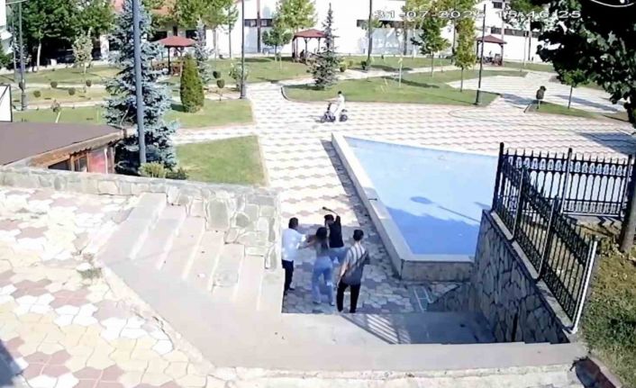 Parktaki çifti uyaran muhtar bıçaklandı: O anlar kamerada