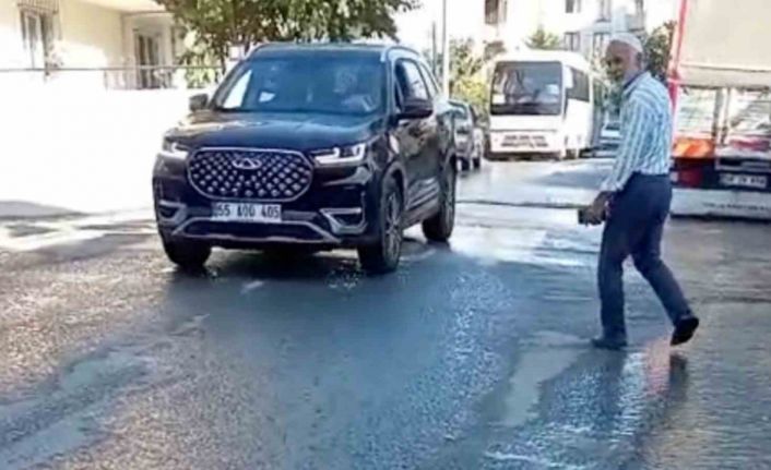 Patlayan borudan sular dereye aktı, vatandaşlar tepki gösterdi