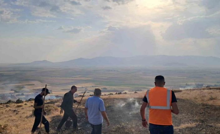 Patnos’ta dağlık alanda çıkan ot yangını kontrol altına alındı