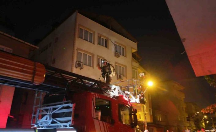 Pendik’te 3 katlı binanın çatısında yangın paniği