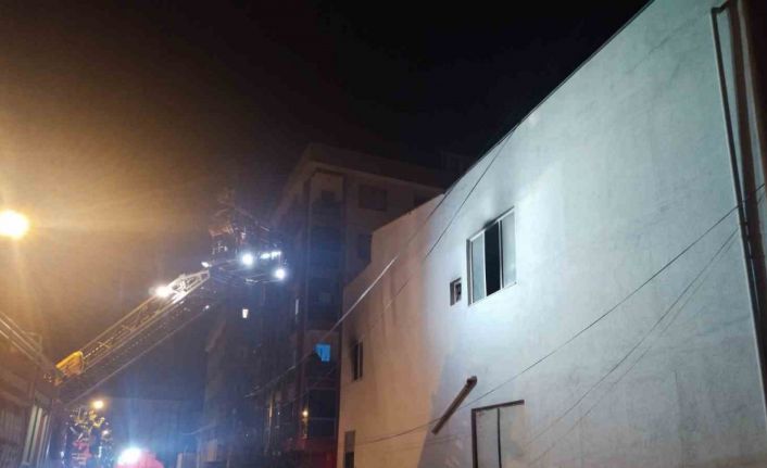 Pendik’te elektrik kablosu deposunda yangın