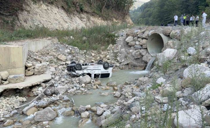 Piknikten dönen ailenin aracı dereye uçtu: 6 yaralı