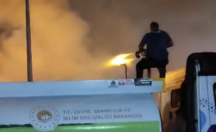 Polis yanan kamyonu sulama tankeriyle söndürdü
