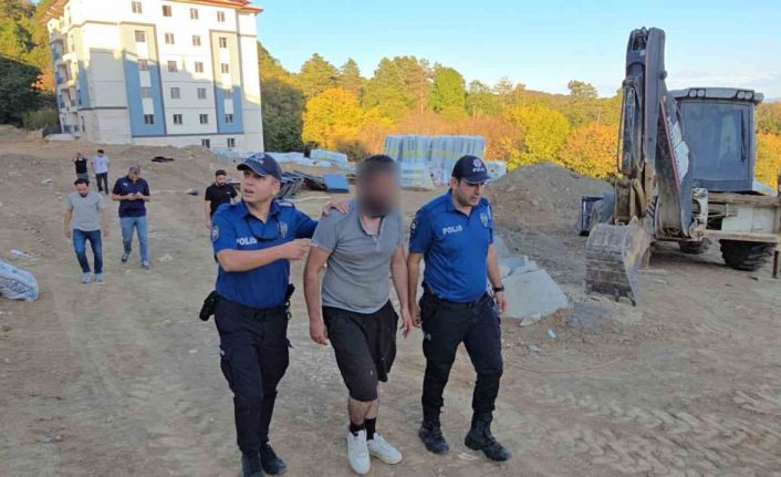 Polisin ikna ettiği şahıs çatıdan indi