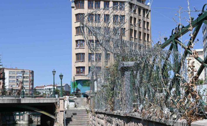 Porsuk kenarındaki dikenli teller tehlike saçıyor