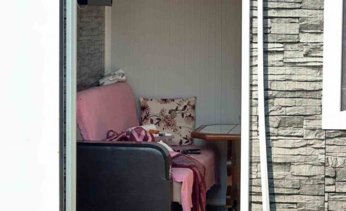 Prefabrik evde başından silahla vurulmuş halde bulunan yaşlı adam hayatını kaybetti