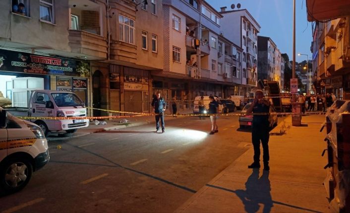 Pusu kurup alışverişten dönen adamı başından vurarak öldürdü, 1 çocuk yaralandı