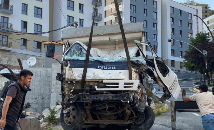 Rampadan inen kamyonet bariyerlere çarptı: 1 yaralı