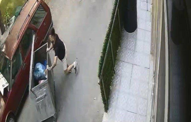 Rampadan kayan çöp konteynerini araçla çarpmadan son anda durdurdu