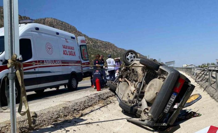 Refüje çarparak takla atan Tofaş kullanılmaz hale geldi: 4 yaralı