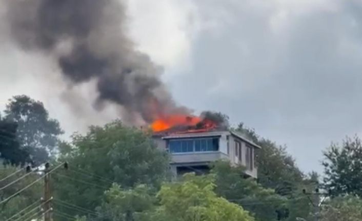 Rize’de çatı yangını korkuttu