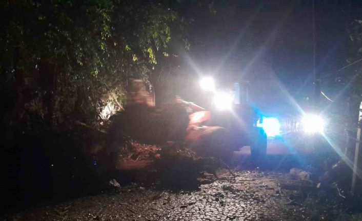 Rize’de heyelan: Yol ulaşıma kapandı