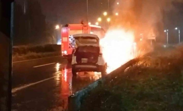 Rize’de seyir halindeki araç bir anda yanmaya başladı