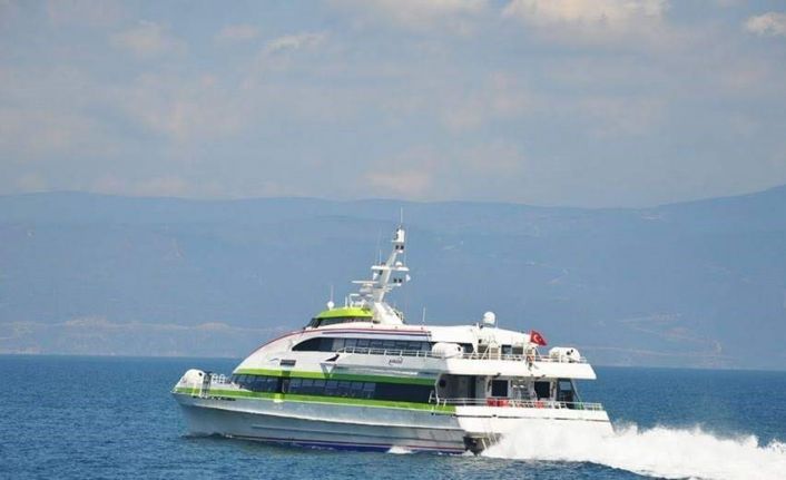 Rüzgar ve fırtına Marmara’da deniz seferlerini aksatıyor