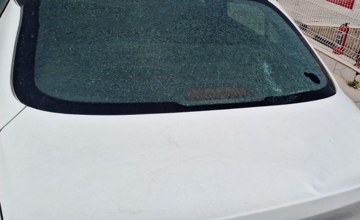 Rüzgarın uçurduğu sac otomobilin camını kırdı