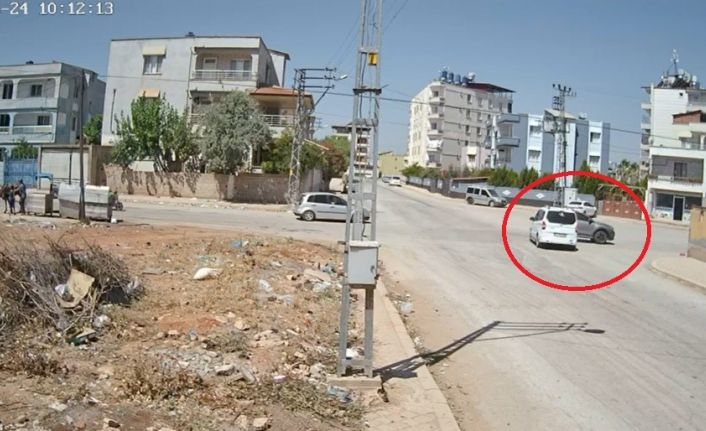 Sabırsızlığı başına iş açan sürücü, sağdan sollama yaparken kaza yaptı