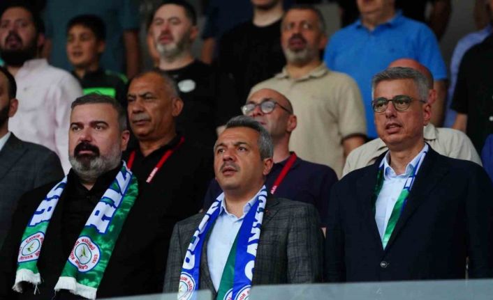 Sağlık Bakanı Kemal Memişoğlu, Çaykur Rizespor - Göztepe maçını trübünden izledi