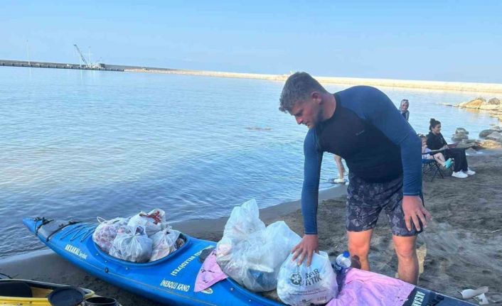 Sahildeki çöpleri toplayıp kanoyla taşıdı