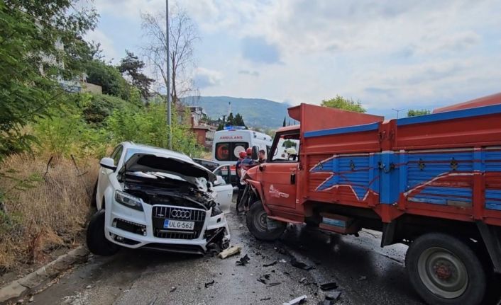 Sakarya’da kamyonet ile cip çarpıştı: 4’ü çocuk 5 yaralı