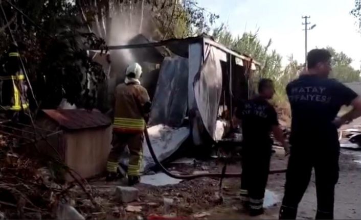 Samandağ’da çıkan yangında konteyner kullanılamaz hale geldi