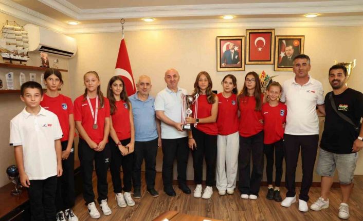 Şampiyon Darıca sporcular kupalara ambargo koydu