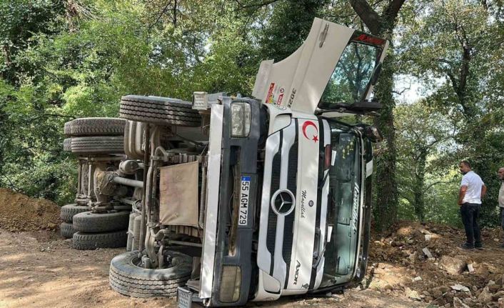 Samsun’da hafriyat kamyonu devrildi: 1 yaralı