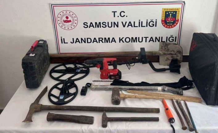 Samsun’da kaçak kazı yapan 3 kişi jandarmaya yakalandı