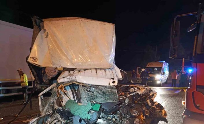 Samsun’da kamyonet park halindeki tıra çarptı: 1 ölü, 1 yaralı