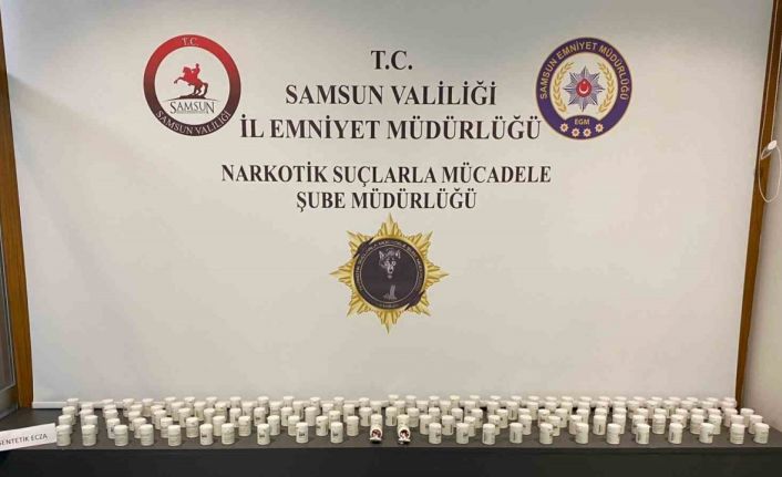 Samsun’da kamyonette 16 bin 800 sentetik ecza ele geçirildi