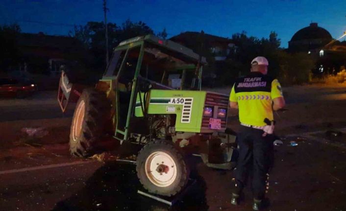 Samsun’da otomobil ile traktör çarpıştı: 3 yaralı