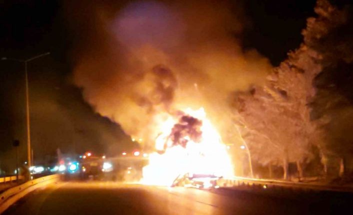 Samsun’da tiner yüklü tır alev alev yanıyor
