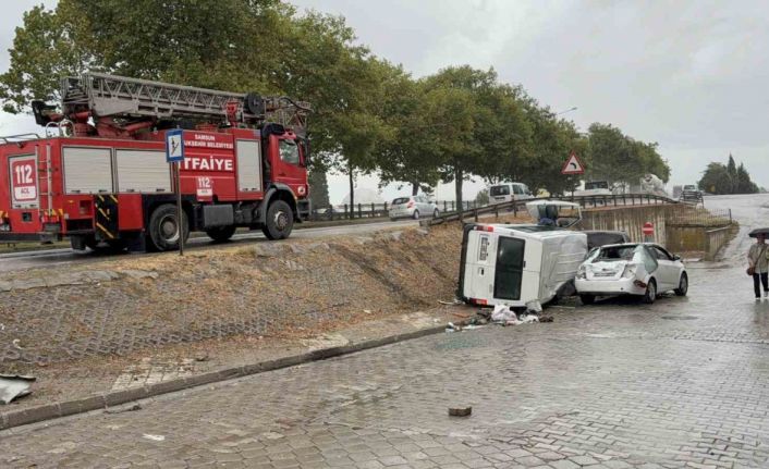 Samsun’da yoldan çıkan minibüs iki araca çarparak devrildi