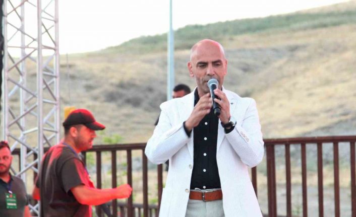 Sanatçı Gürhan Ötün’ün, Ahlat konseri büyük ilgi gördü