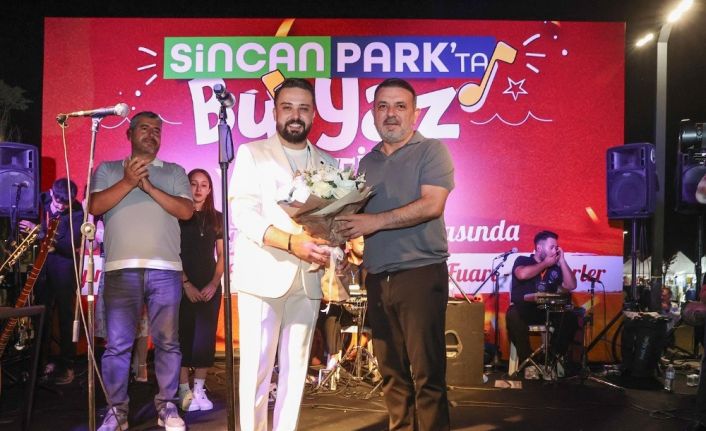 Sanatçı Uğur Karatekin sevilen şarkılarını Sincanlılar için seslendirdi