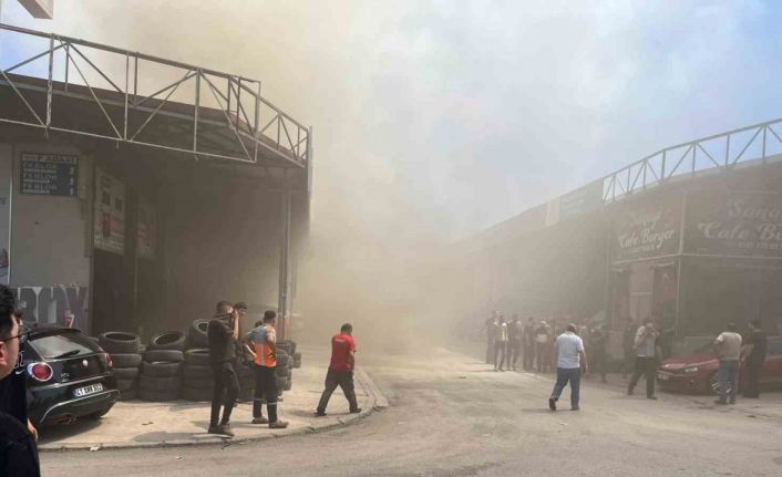 Sanayi sitesinde iş yeri yangını: Siyah dumanlar gökyüzünü kapladı