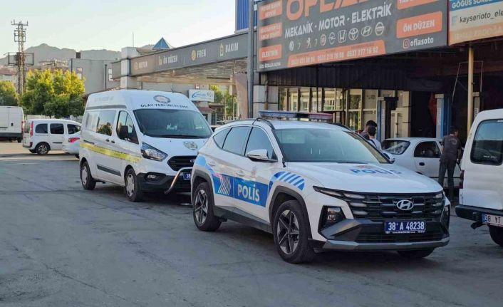 Sanayide çalışan kalfa kazara çırağı vurdu