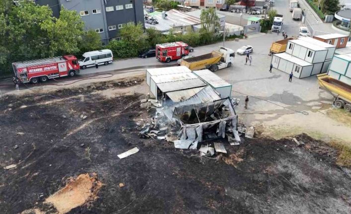 Sancaktepe’de otluk alandaki yangın inşaat alanına sıçradı