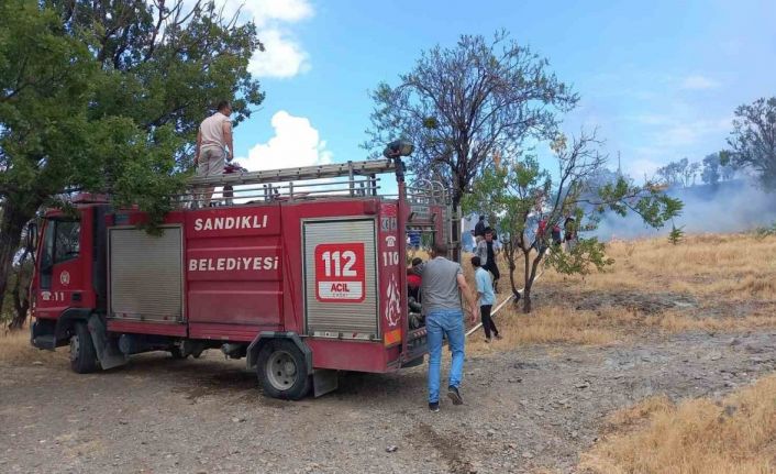 Sandıklı’da çıkan ot yangını paniğe neden oldu